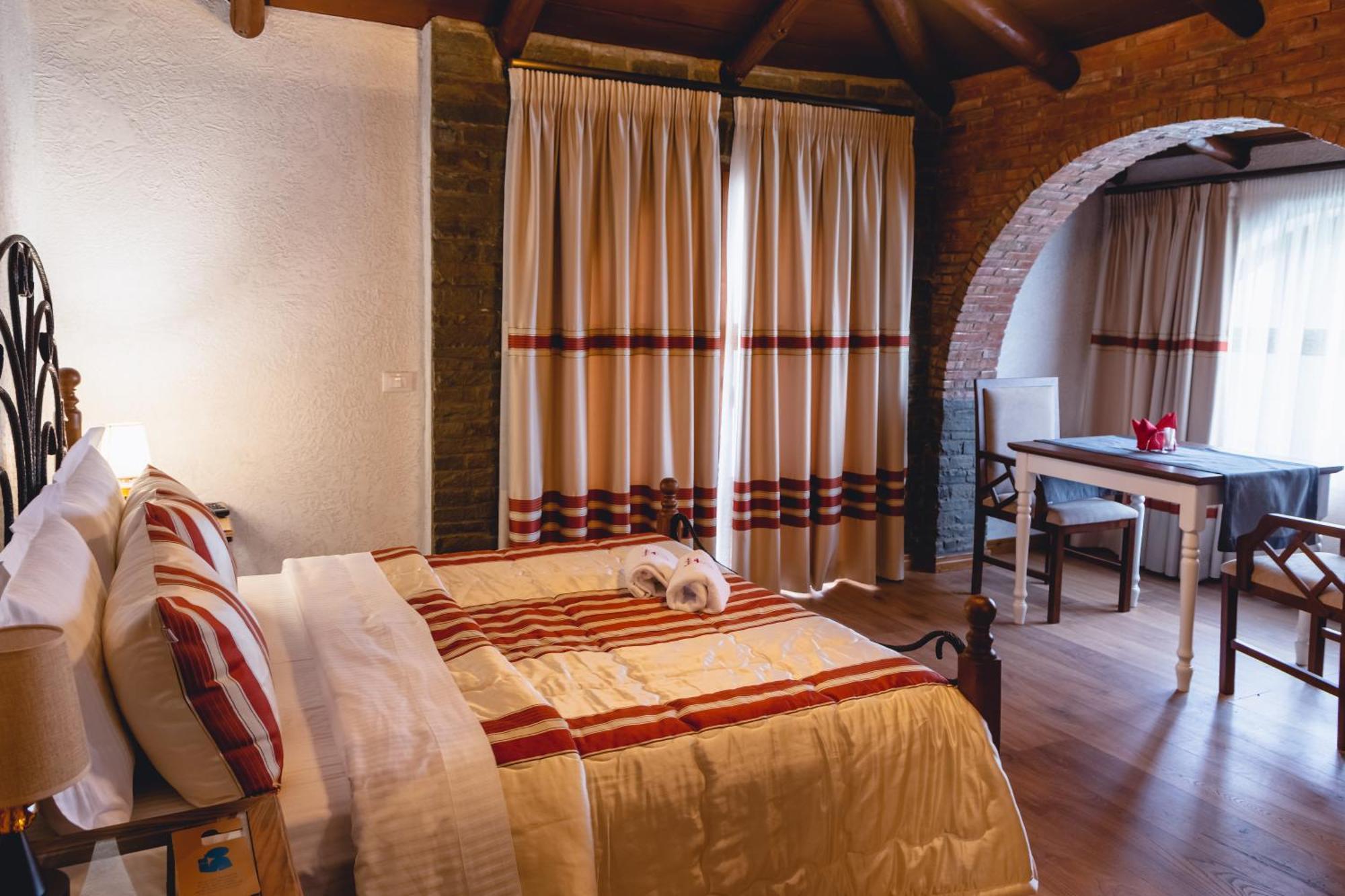 Hotel Restaurant Emblema Petrele Luaran gambar