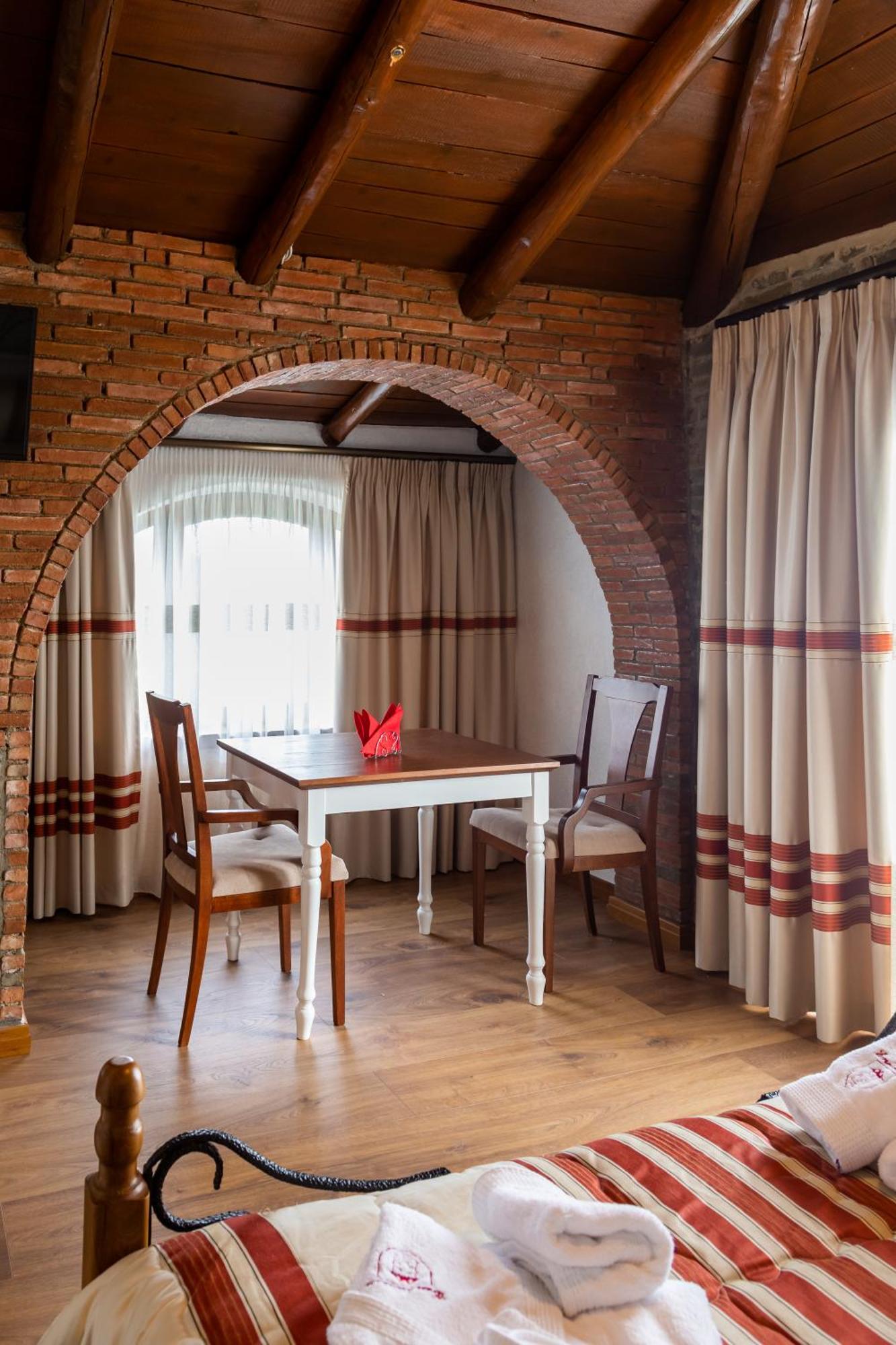 Hotel Restaurant Emblema Petrele Luaran gambar