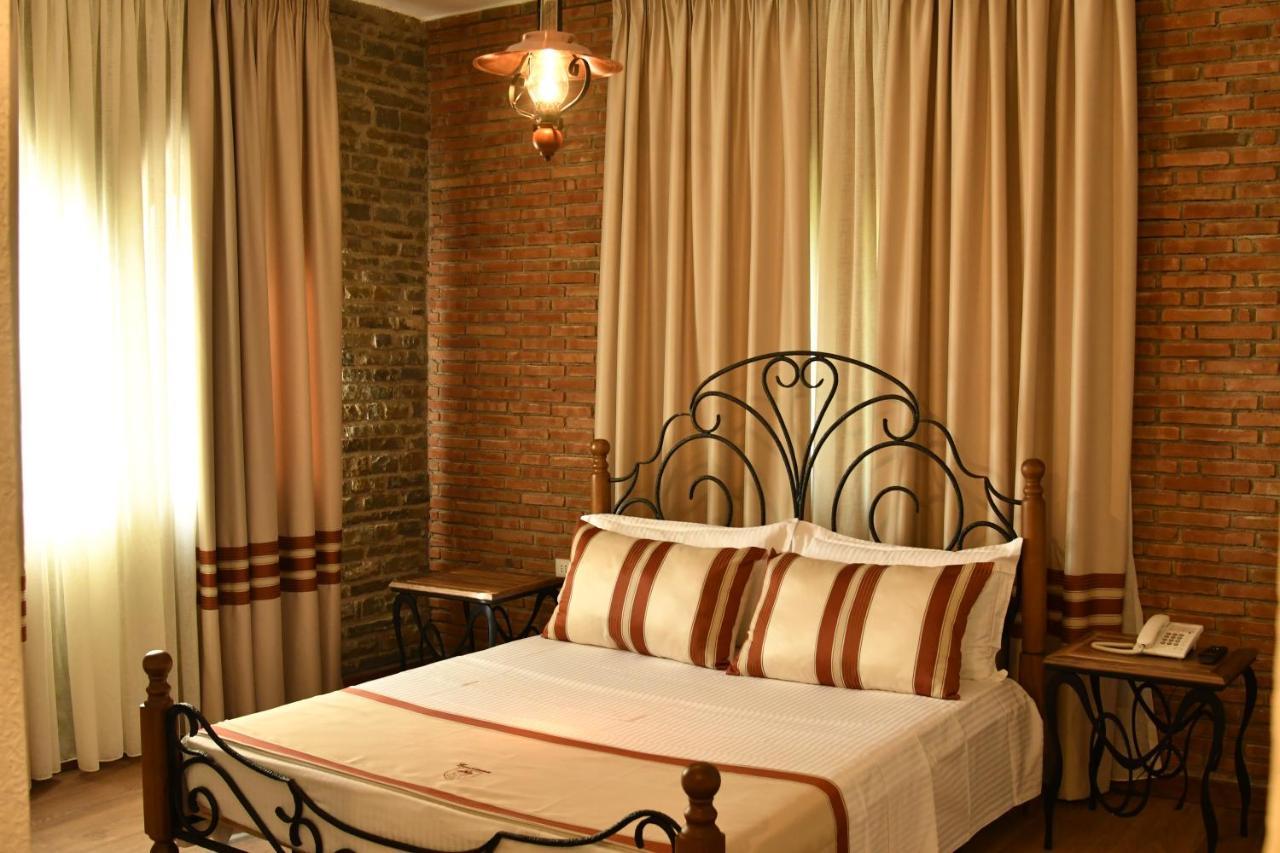 Hotel Restaurant Emblema Petrele Luaran gambar