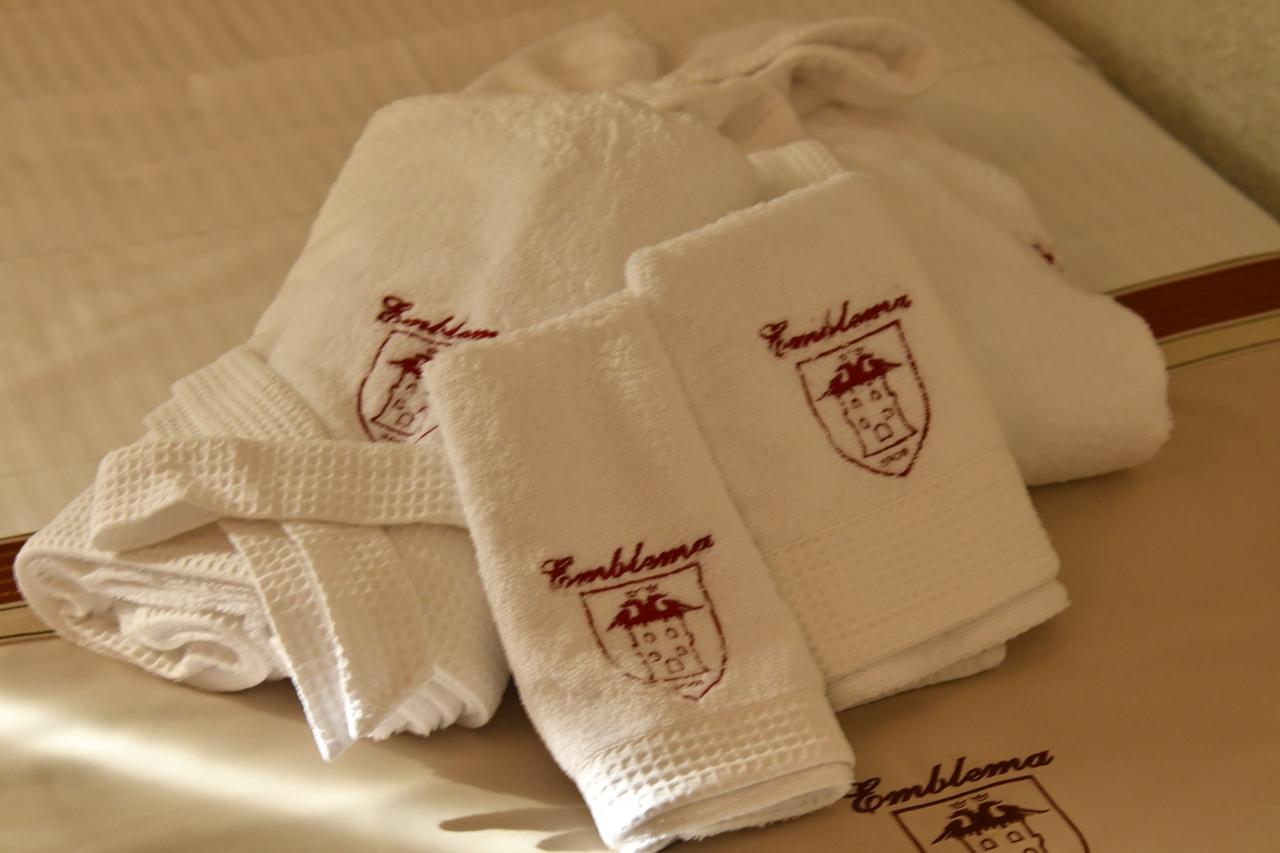 Hotel Restaurant Emblema Petrele Luaran gambar