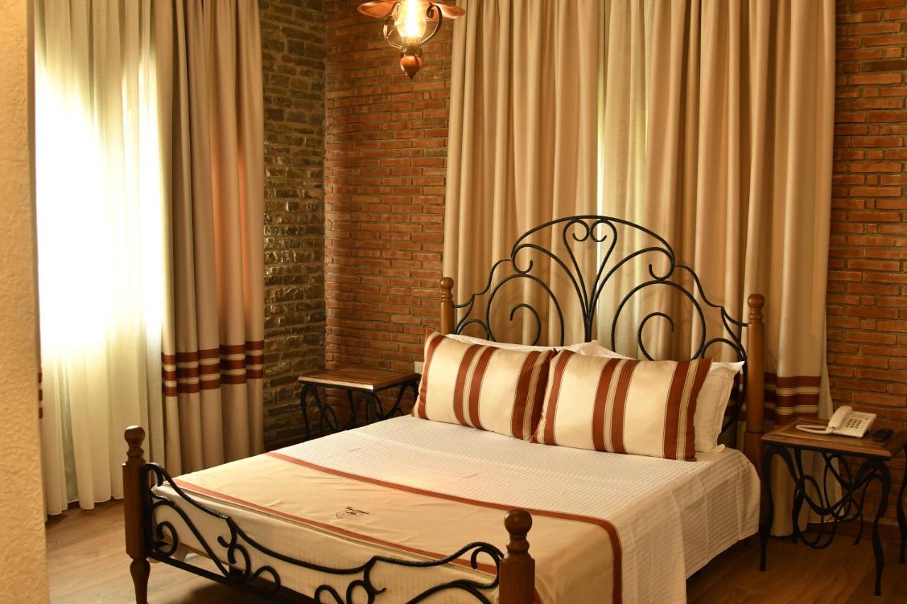 Hotel Restaurant Emblema Petrele Luaran gambar