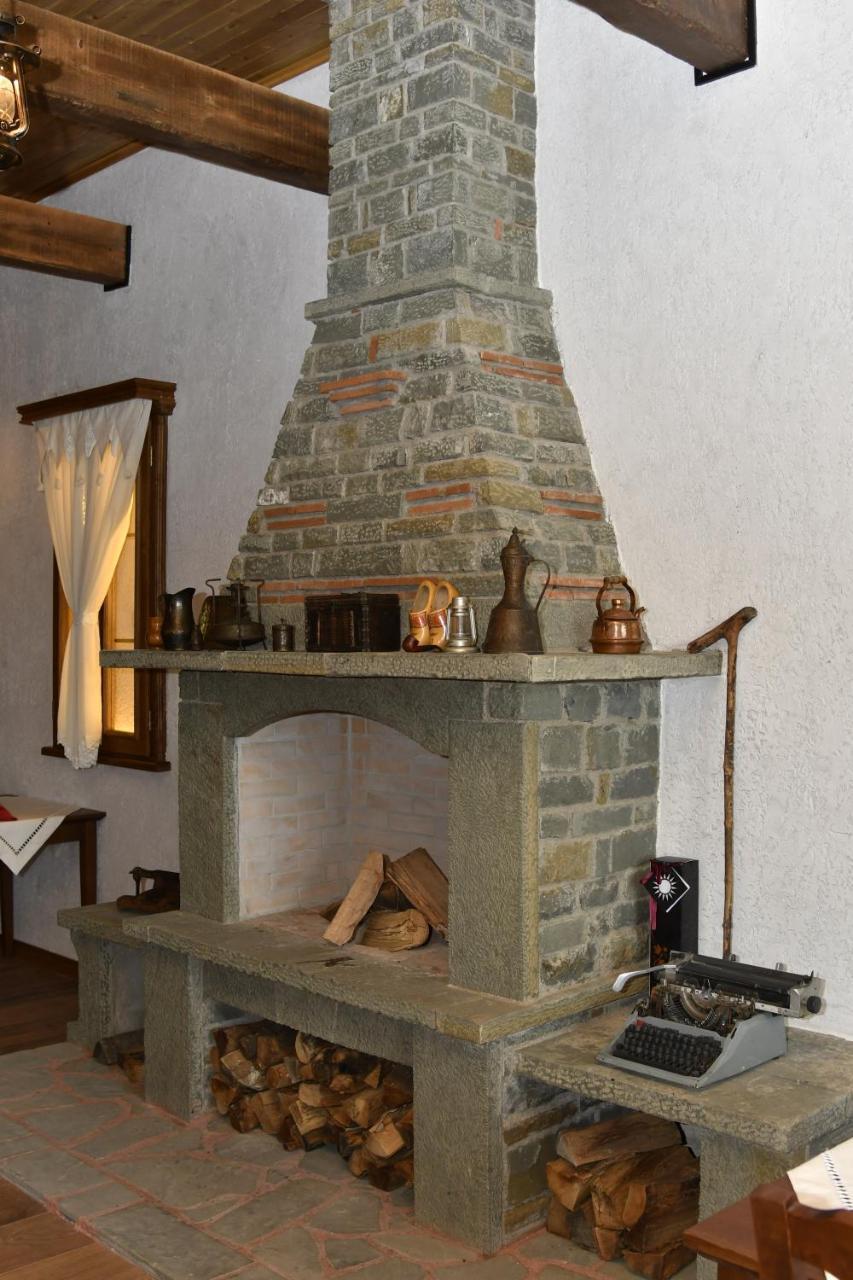 Hotel Restaurant Emblema Petrele Luaran gambar
