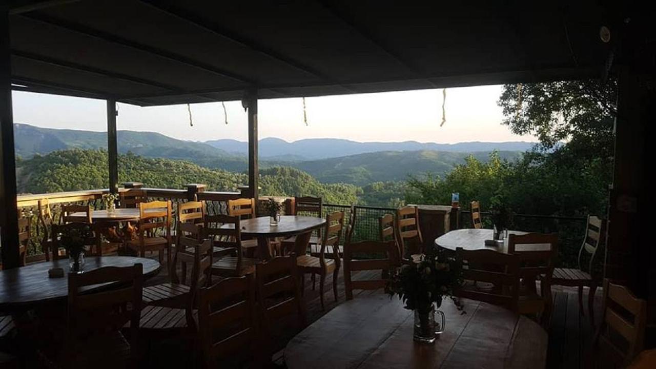 Hotel Restaurant Emblema Petrele Luaran gambar