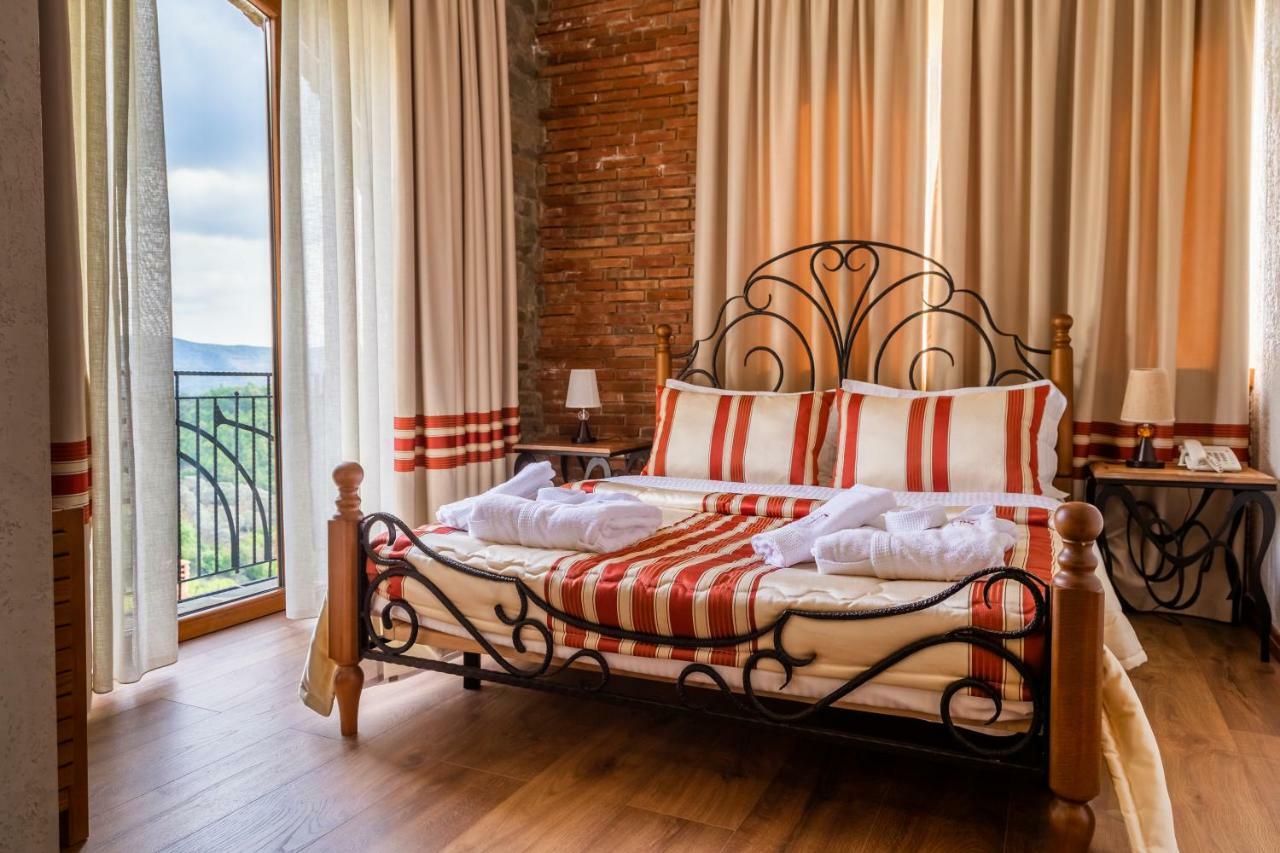 Hotel Restaurant Emblema Petrele Luaran gambar