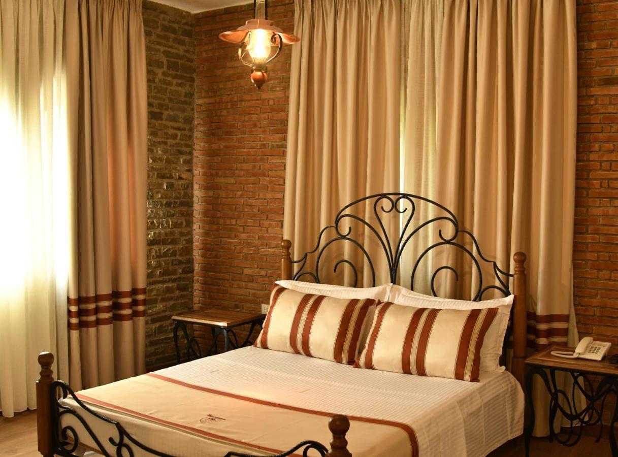 Hotel Restaurant Emblema Petrele Luaran gambar
