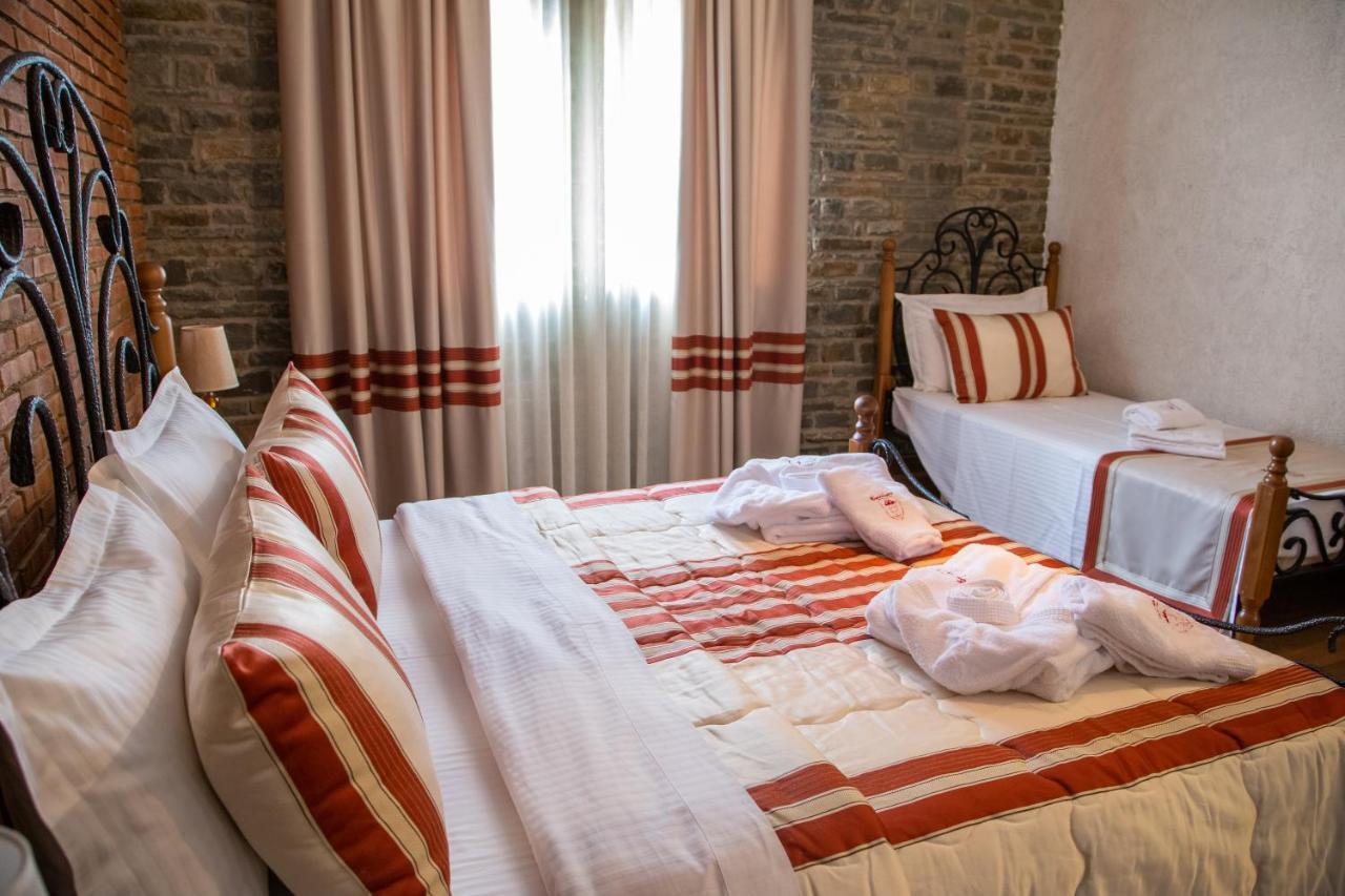Hotel Restaurant Emblema Petrele Luaran gambar